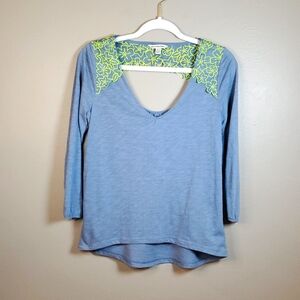 Amer. Eagle Outfitters low vneck, 3/4 sleeves, blue floral top. Size XS